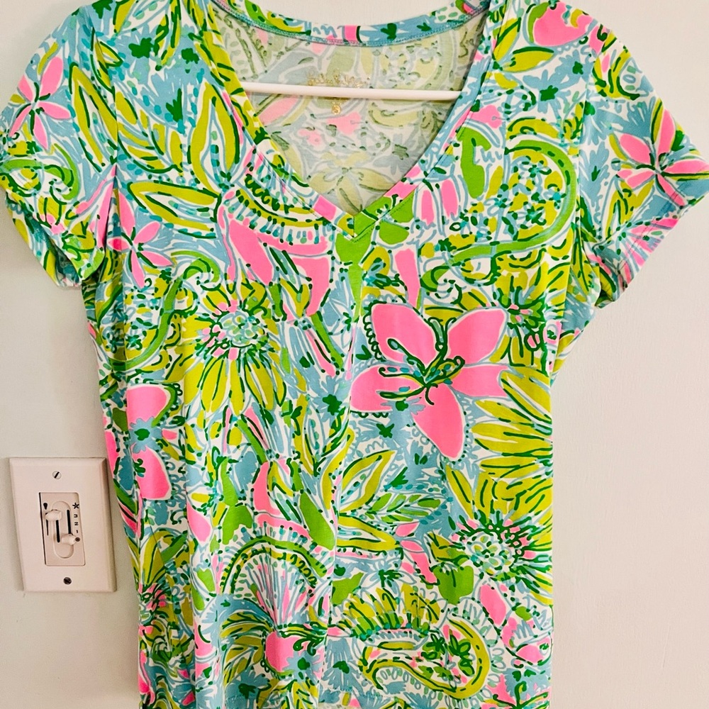 Lilly Pulitzer v neck tee NWOT! Size S